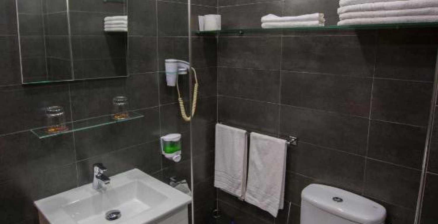 Dvoulůžkový pokoj s manželskou postelí nebo oddělenými postelemi a výhledem na bazén 6