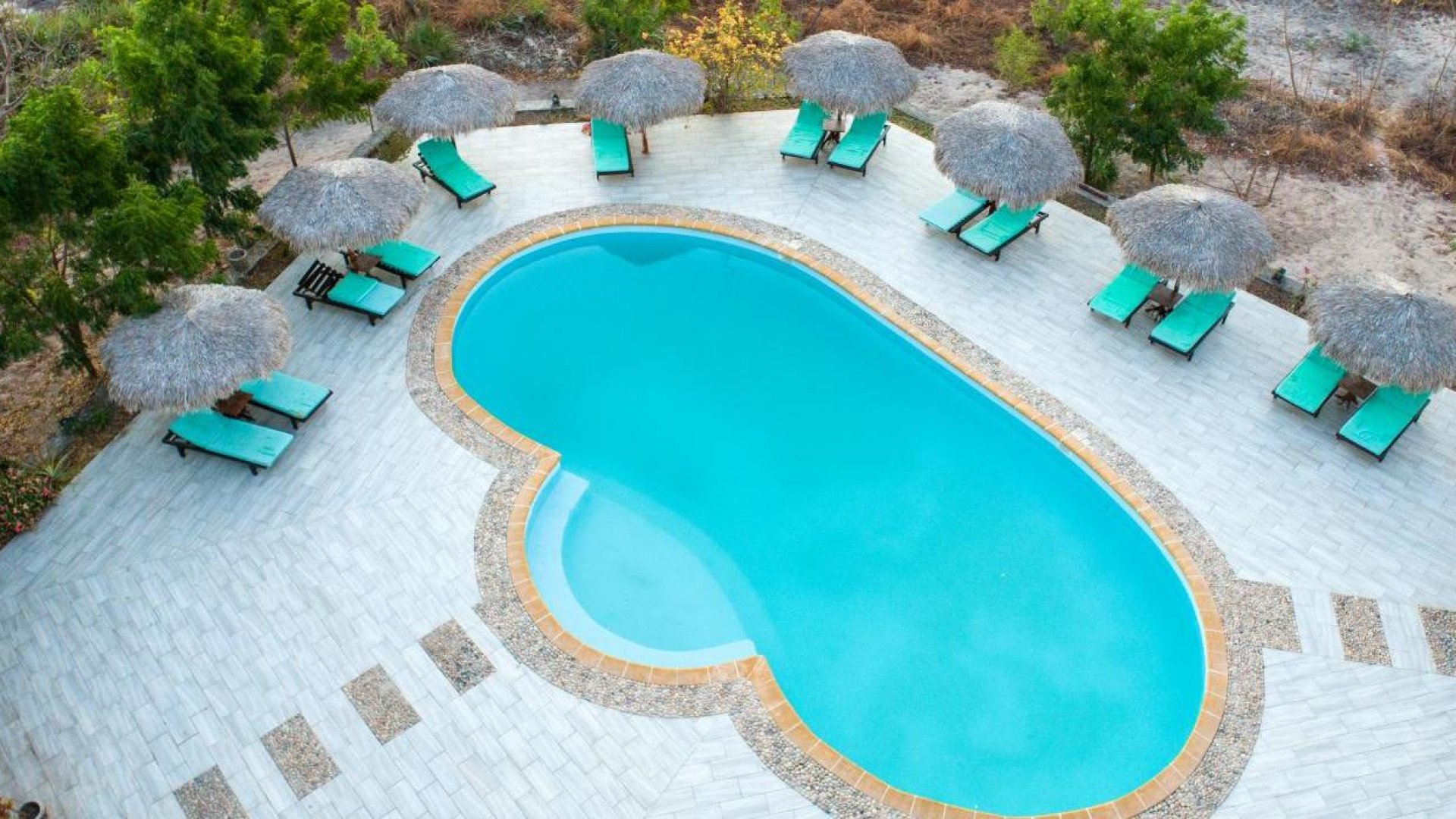 EDEN DE LA TSIRIBIHINA