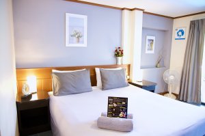 Dvokrevetna soba Superior s bračnim krevetom i pogledom na bazen