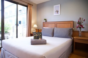 Standardna dvokrevetna soba s bračnim krevetom i pogledom na bazen