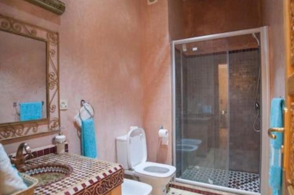 Dvokrevetna Soba sa Bračnim Krevetom i Sopstvenim Kupatilom