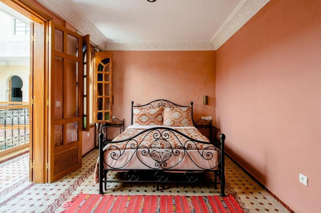 Dvokrevetna Soba sa Bračnim Krevetom i Sopstvenim Kupatilom