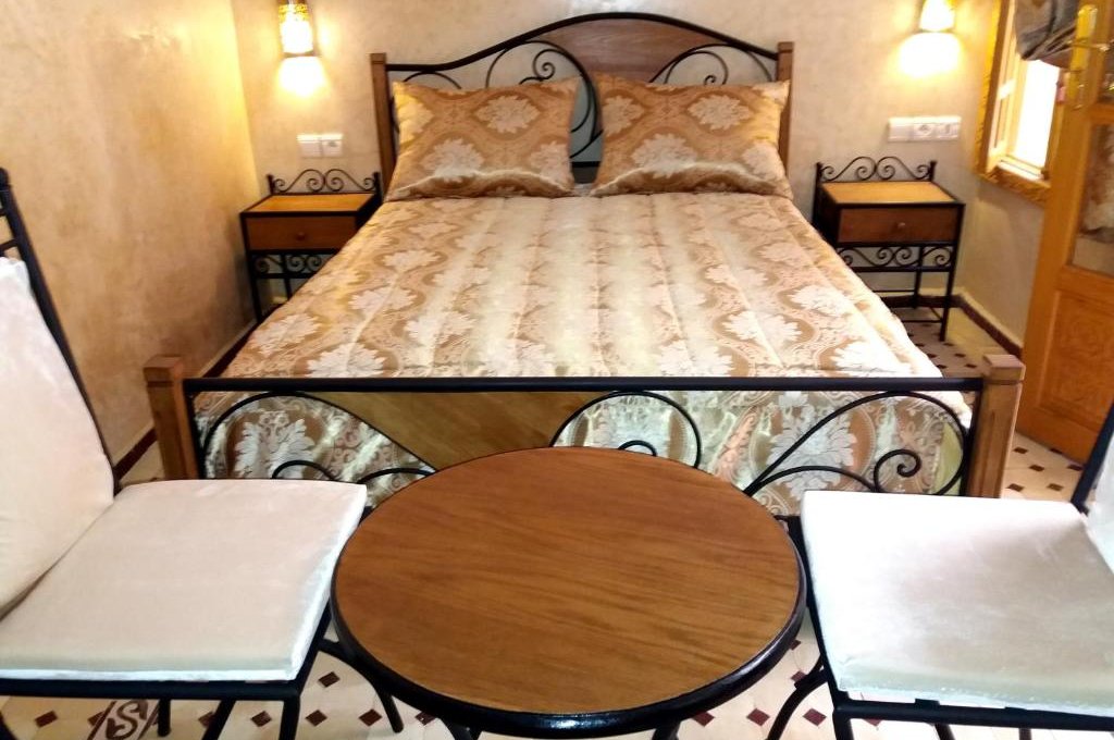 Dvokrevetna Soba sa Bračnim Krevetom i Sopstvenim Kupatilom