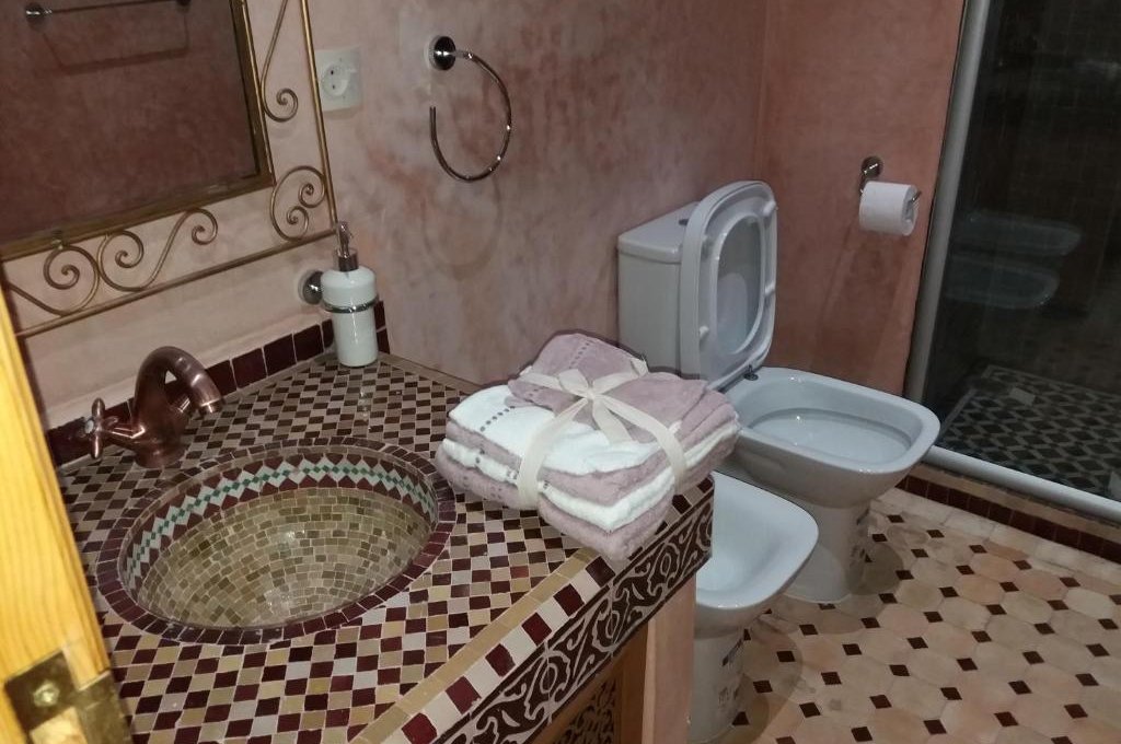 Dvokrevetna Soba sa Bračnim Krevetom i Sopstvenim Kupatilom