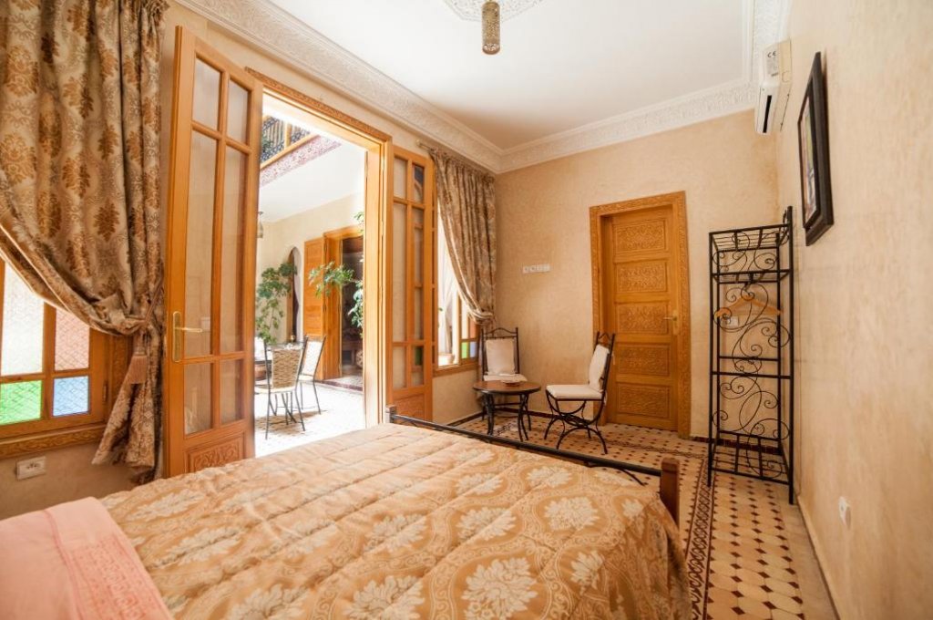 Dvokrevetna Soba sa Bračnim Krevetom i Sopstvenim Kupatilom