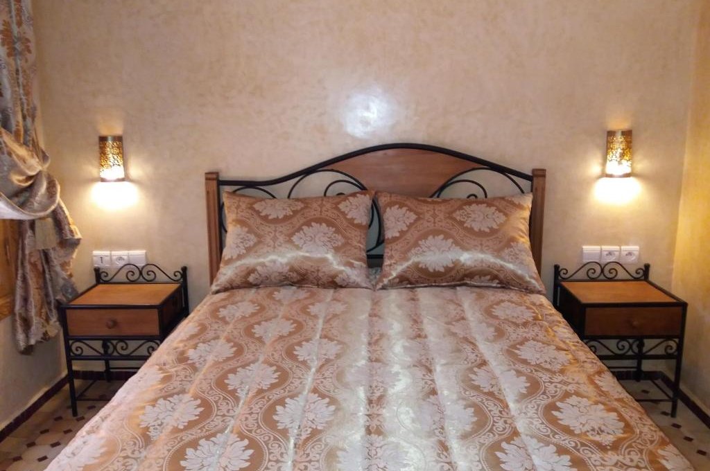 Dvokrevetna Soba sa Bračnim Krevetom i Sopstvenim Kupatilom