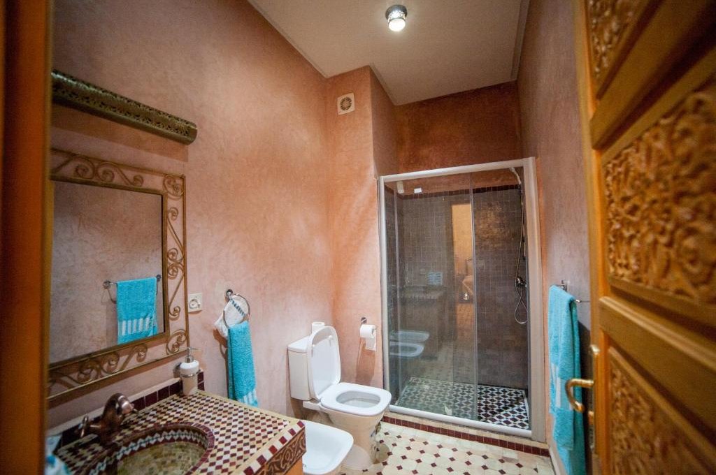 Dvokrevetna Soba sa Bračnim Krevetom i Sopstvenim Kupatilom