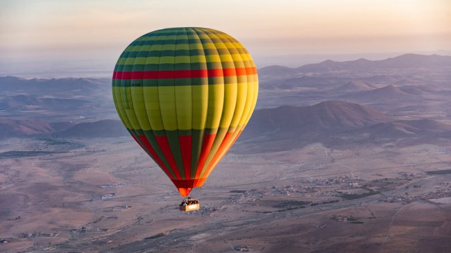 montgolfiere-ciel-montagne-marrakech