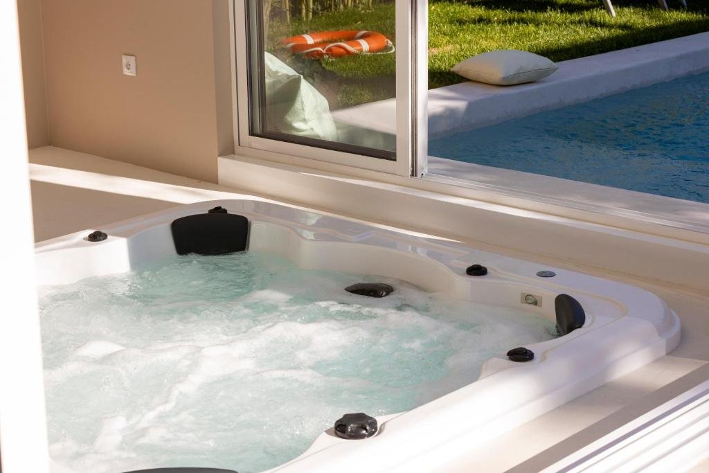 Casa dos Pinheiros 109 - Private Villa with pool & heated SPA