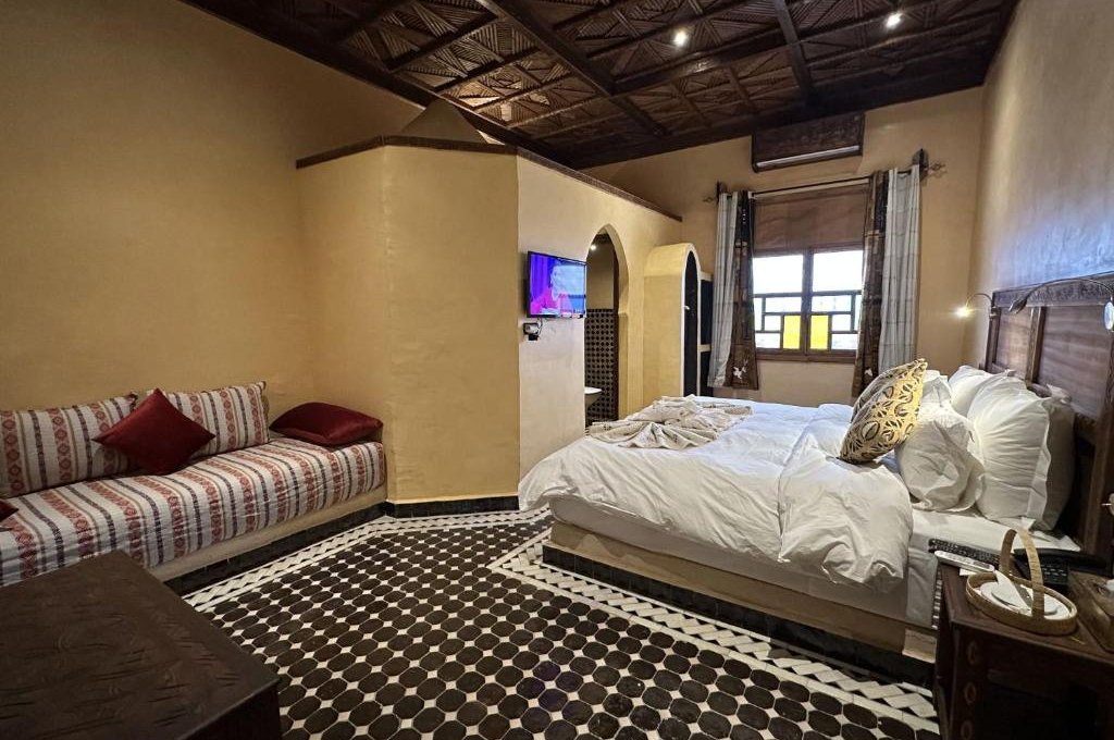 Dvoulůžkový pokoj s manželskou postelí a vlastní koupelnou