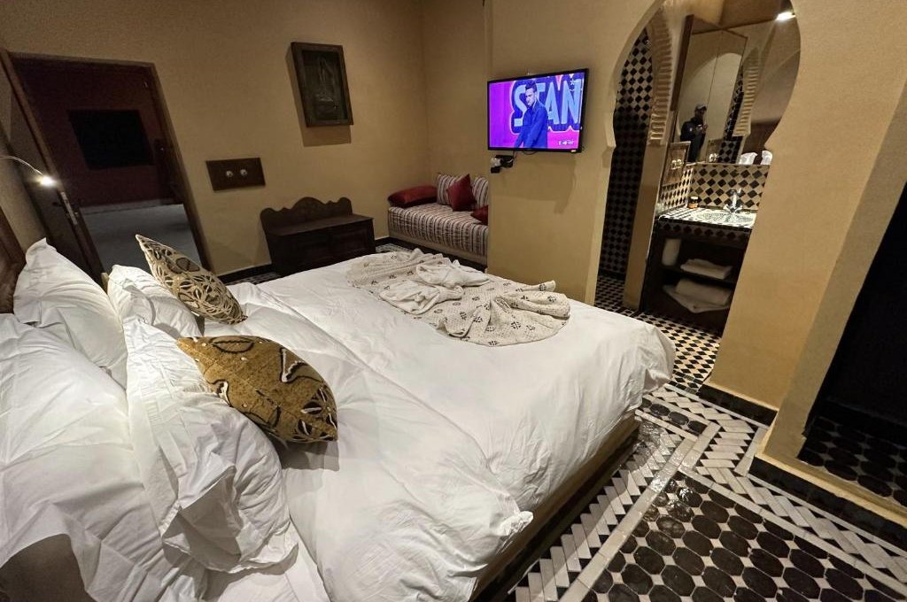 Dvoulůžkový pokoj s manželskou postelí a vlastní koupelnou