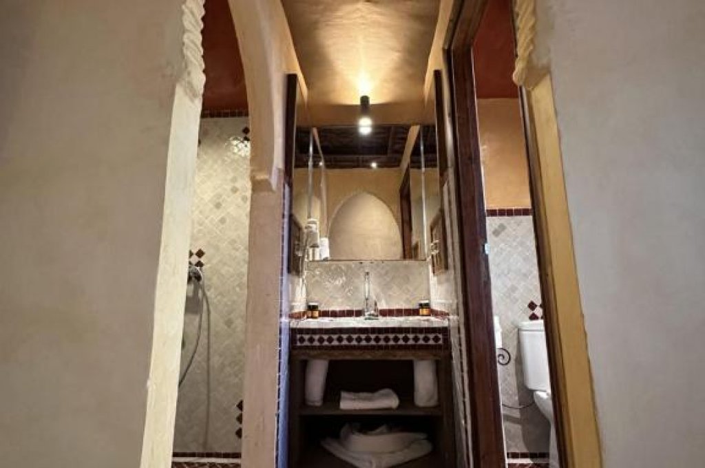 Dvoulůžkový pokoj s manželskou postelí a vlastní koupelnou