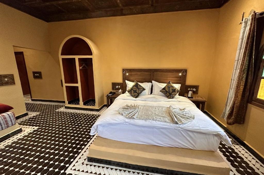 Dvoulůžkový pokoj s manželskou postelí a vlastní koupelnou