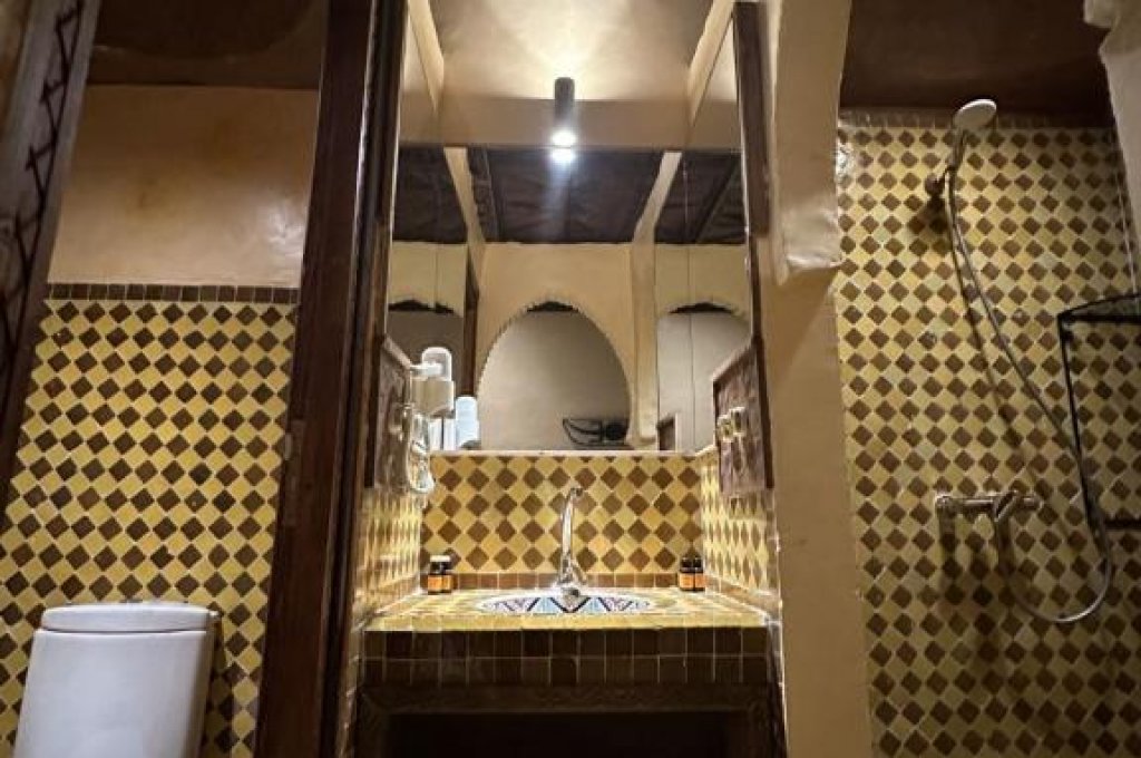 Dvoulůžkový pokoj s manželskou postelí a vlastní koupelnou