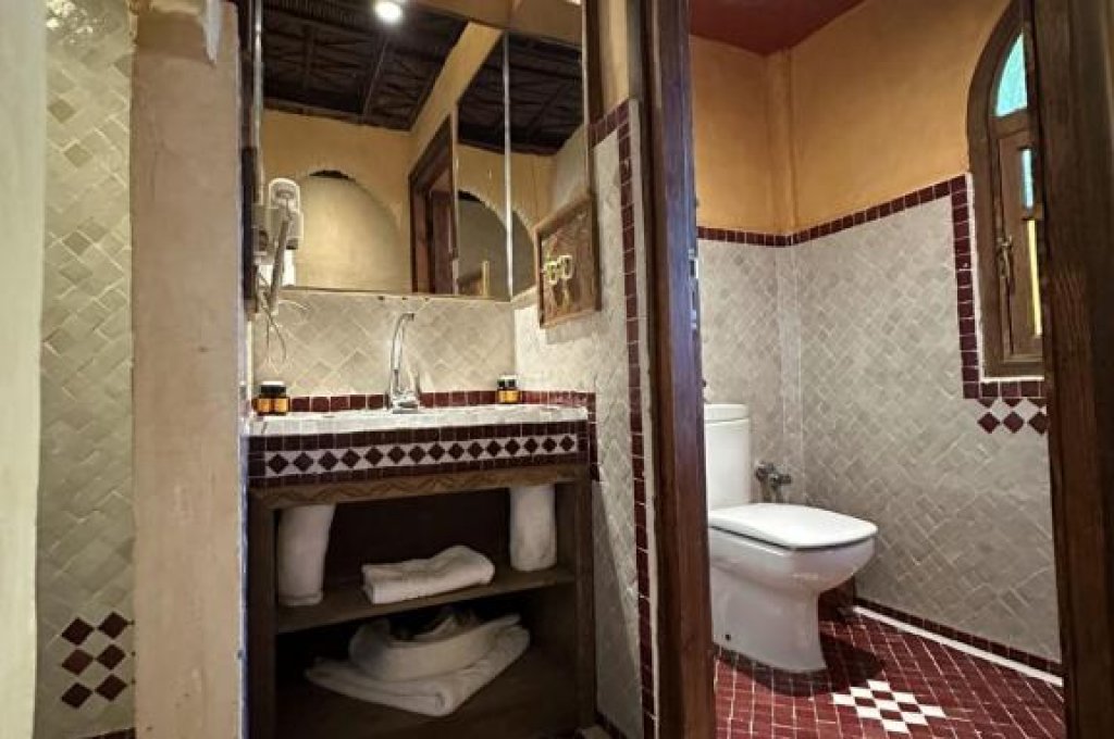 Dvoulůžkový pokoj s manželskou postelí a vlastní koupelnou