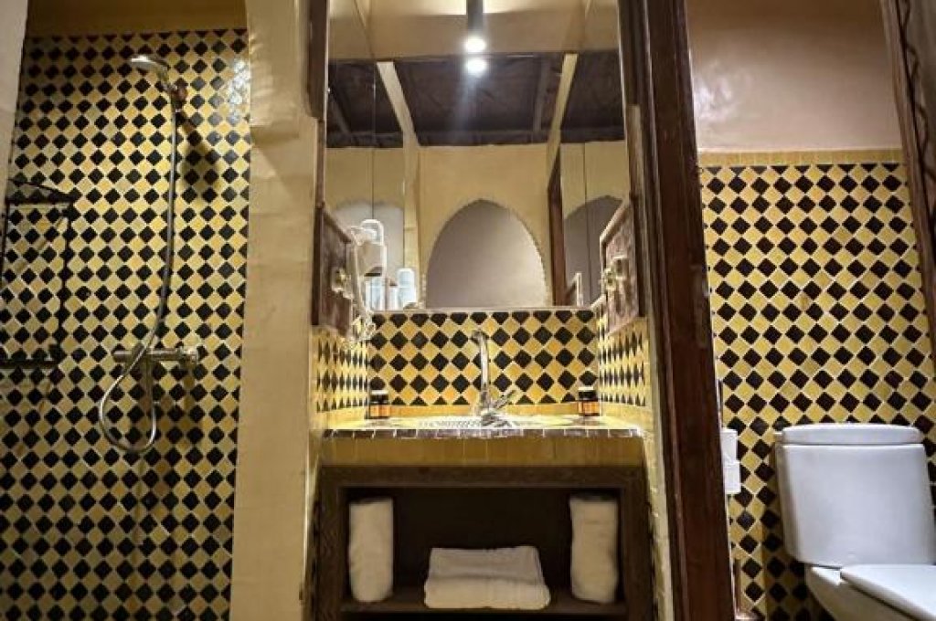 Dvoulůžkový pokoj s manželskou postelí a vlastní koupelnou