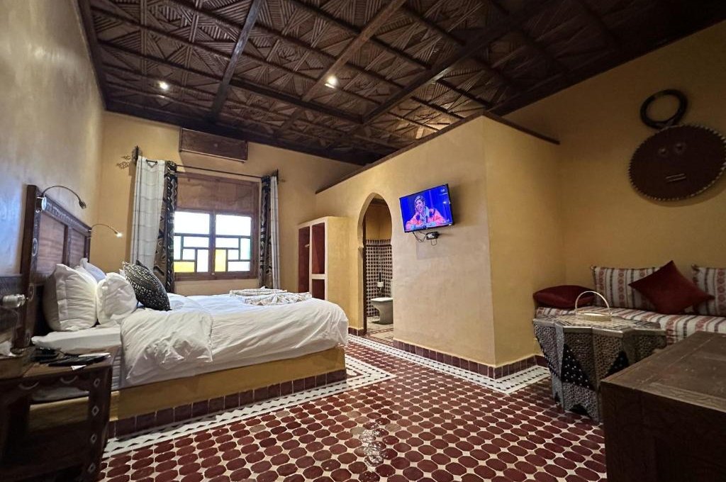 Dvoulůžkový pokoj s manželskou postelí a vlastní koupelnou