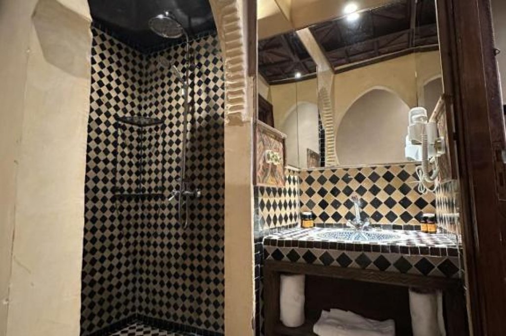 Dvoulůžkový pokoj s manželskou postelí a vlastní koupelnou