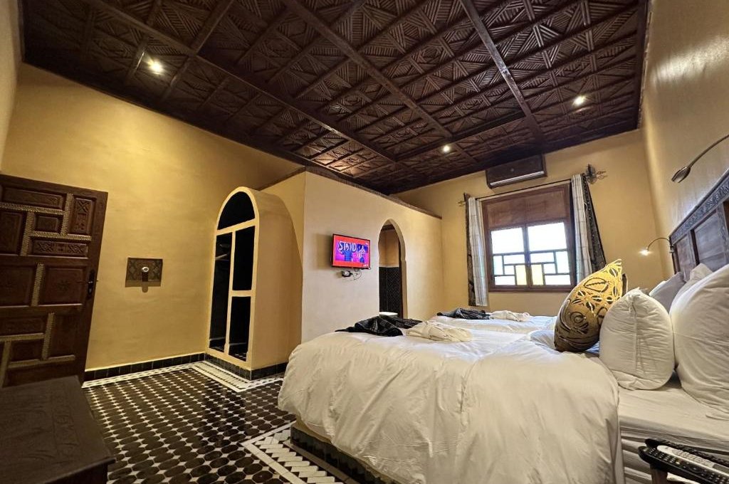 Dvoulůžkový pokoj s manželskou postelí a vlastní koupelnou