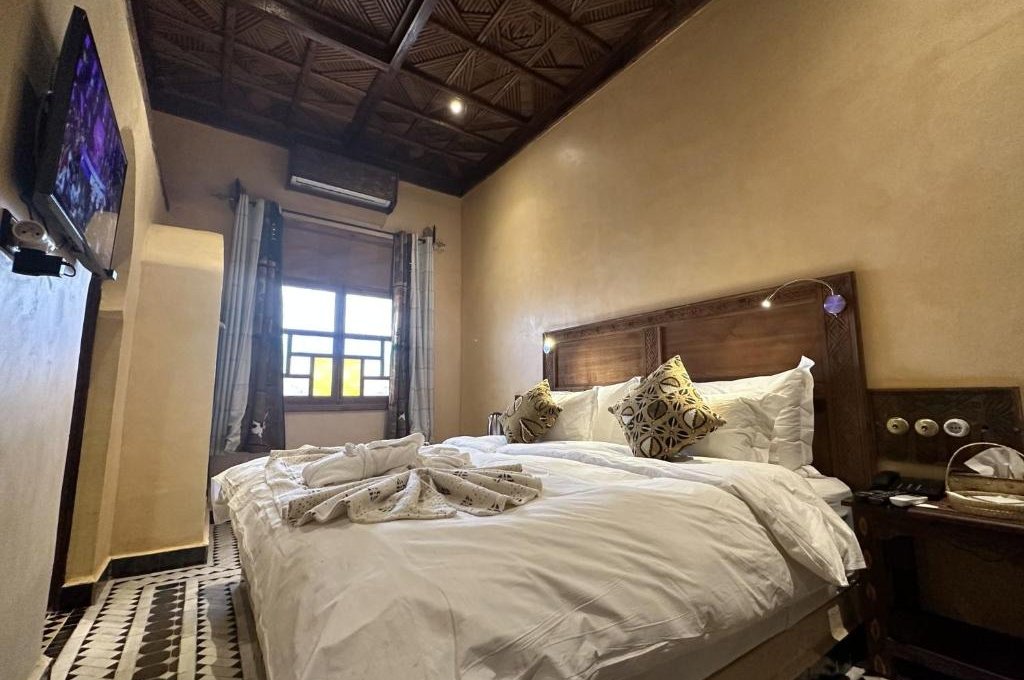 Dvoulůžkový pokoj s manželskou postelí a vlastní koupelnou