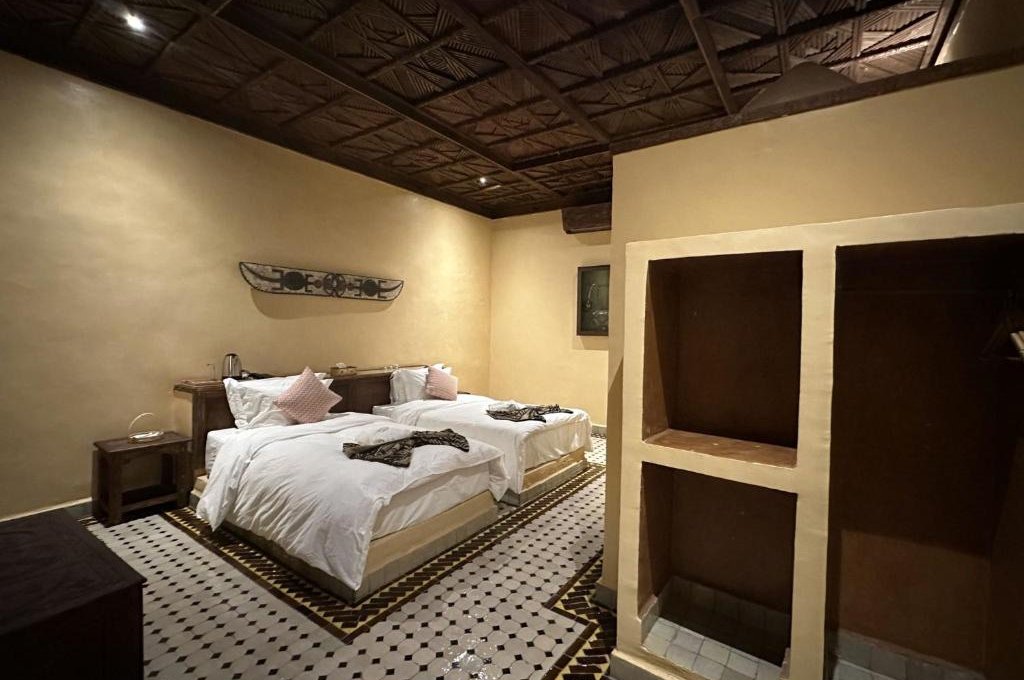 Dvoulůžkový pokoj s oddělenými postelemi a vlastní koupelnou