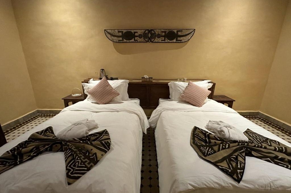 Dvoulůžkový pokoj s oddělenými postelemi a vlastní koupelnou