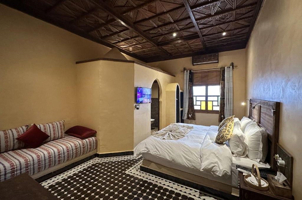 Dvoulůžkový pokoj s manželskou postelí a vlastní koupelnou