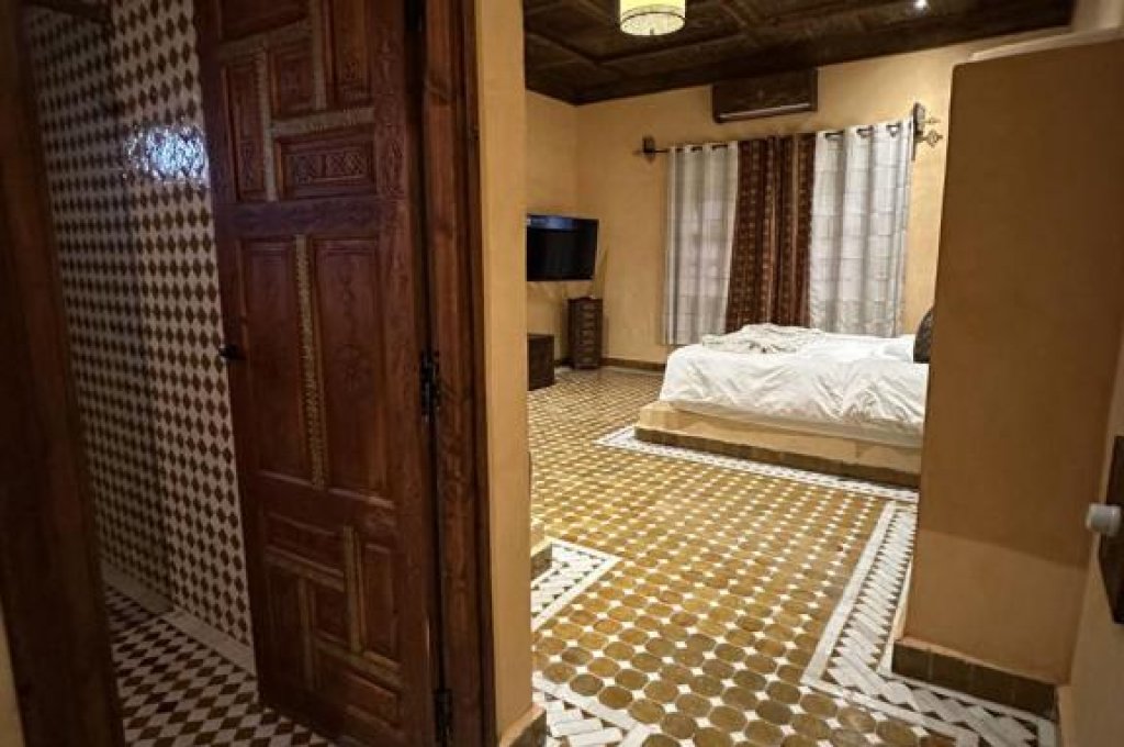 Dvoulůžkový pokoj s manželskou postelí a vlastní koupelnou