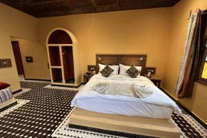 Dvoulůžkový pokoj s manželskou postelí a vlastní koupelnou