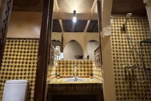 Dvoulůžkový pokoj s manželskou postelí a vlastní koupelnou