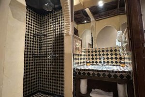 Dvoulůžkový pokoj s manželskou postelí a vlastní koupelnou