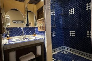 Dvoulůžkový pokoj s manželskou postelí a vlastní koupelnou