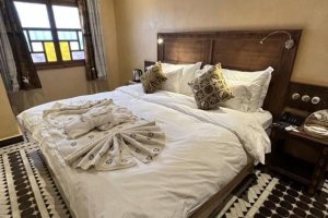 Dvoulůžkový pokoj s manželskou postelí a vlastní koupelnou