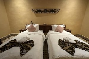 Dvoulůžkový pokoj s oddělenými postelemi a vlastní koupelnou