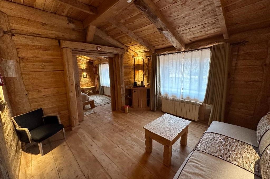 Suite with Mountain View