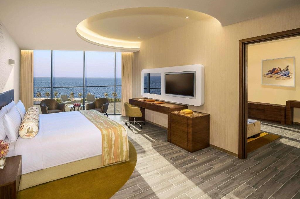 Premium One-Bedroom Suite with Balcony and Sea View - Club Lounge Access