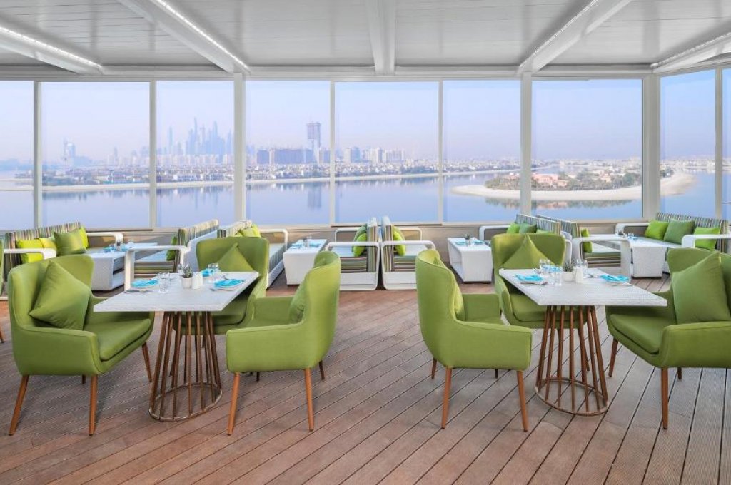 Deluxe One-Bedroom Suite with Balcony and Partial Sea View - Club Lounge Access