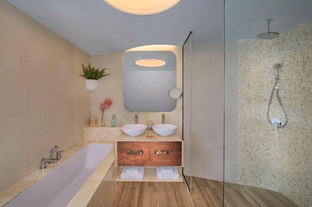 Deluxe Room with Balcony and Sea View