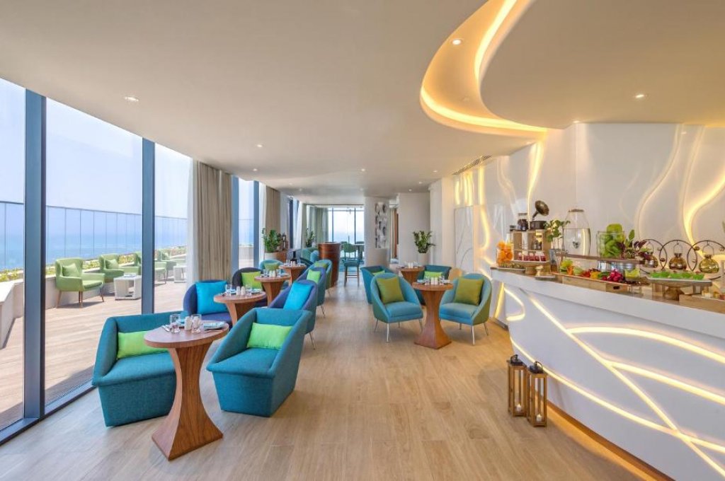 Deluxe One-Bedroom Suite with Balcony and Partial Sea View - Club Lounge Access