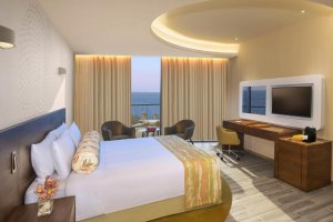 Deluxe One-Bedroom Suite with Balcony and Partial Sea View - Club Lounge Access