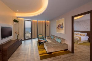 Deluxe One-Bedroom Suite with Balcony and Partial Sea View - Club Lounge Access