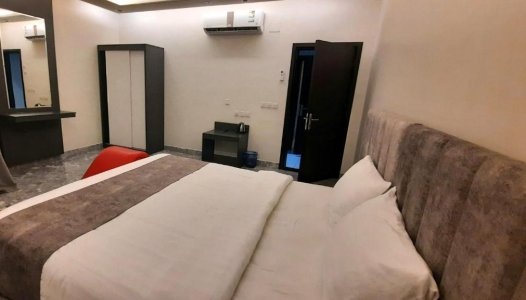 King Room with Roll-In Shower - Disability Access