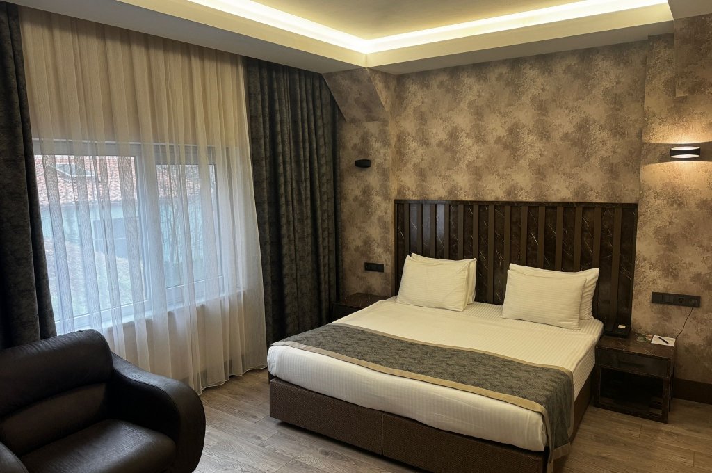 Szoba kétszemélyes ággyal