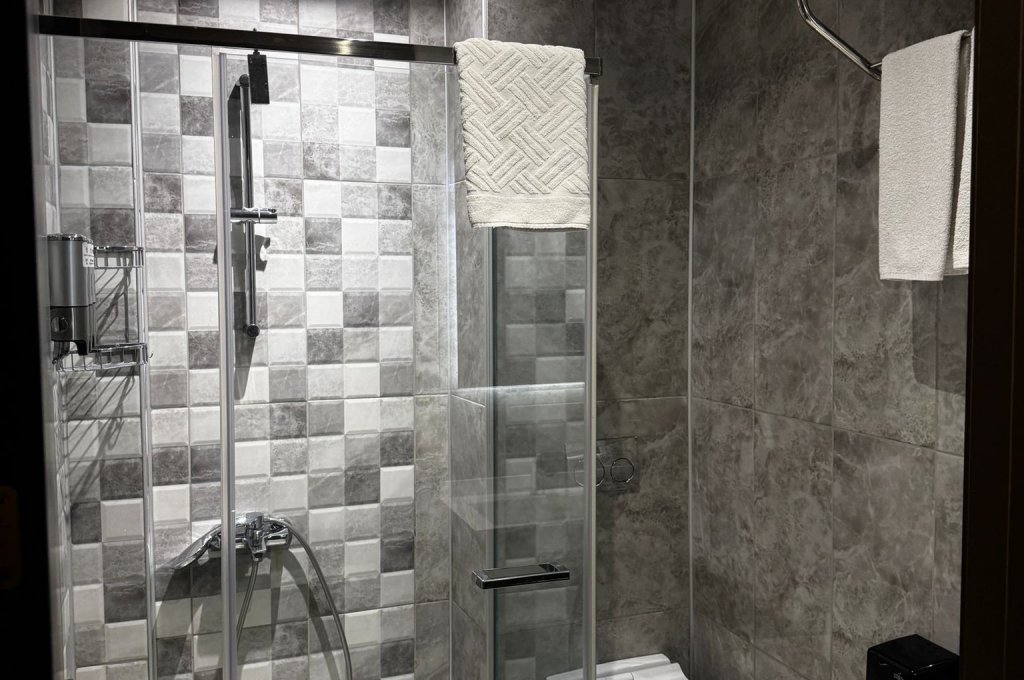 Szoba kétszemélyes ággyal