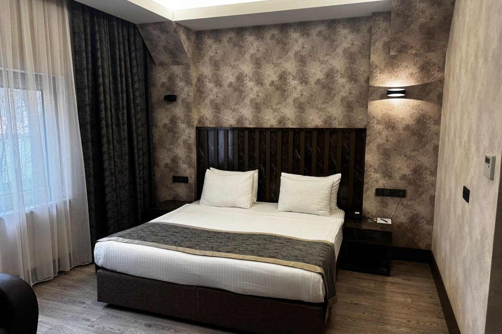 Szoba kétszemélyes ággyal