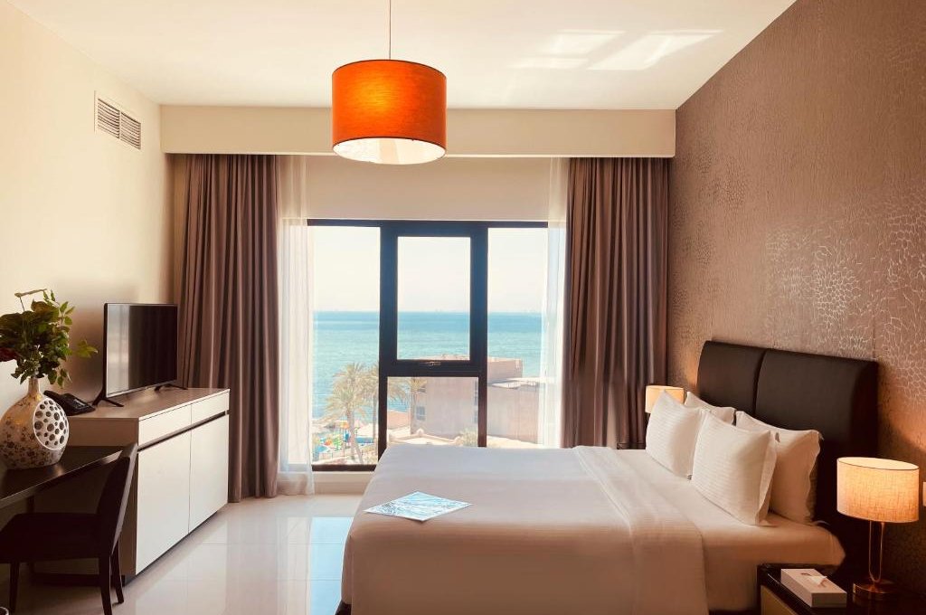 Three-Bedroom Apartment Sea and Pool View