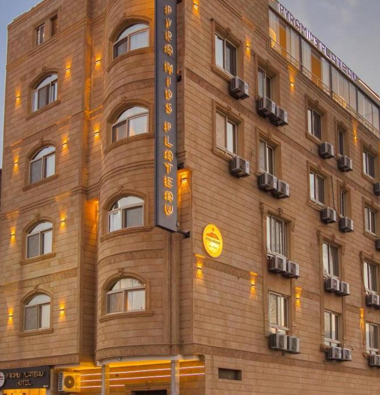 Pyramids Plateau Hotel 