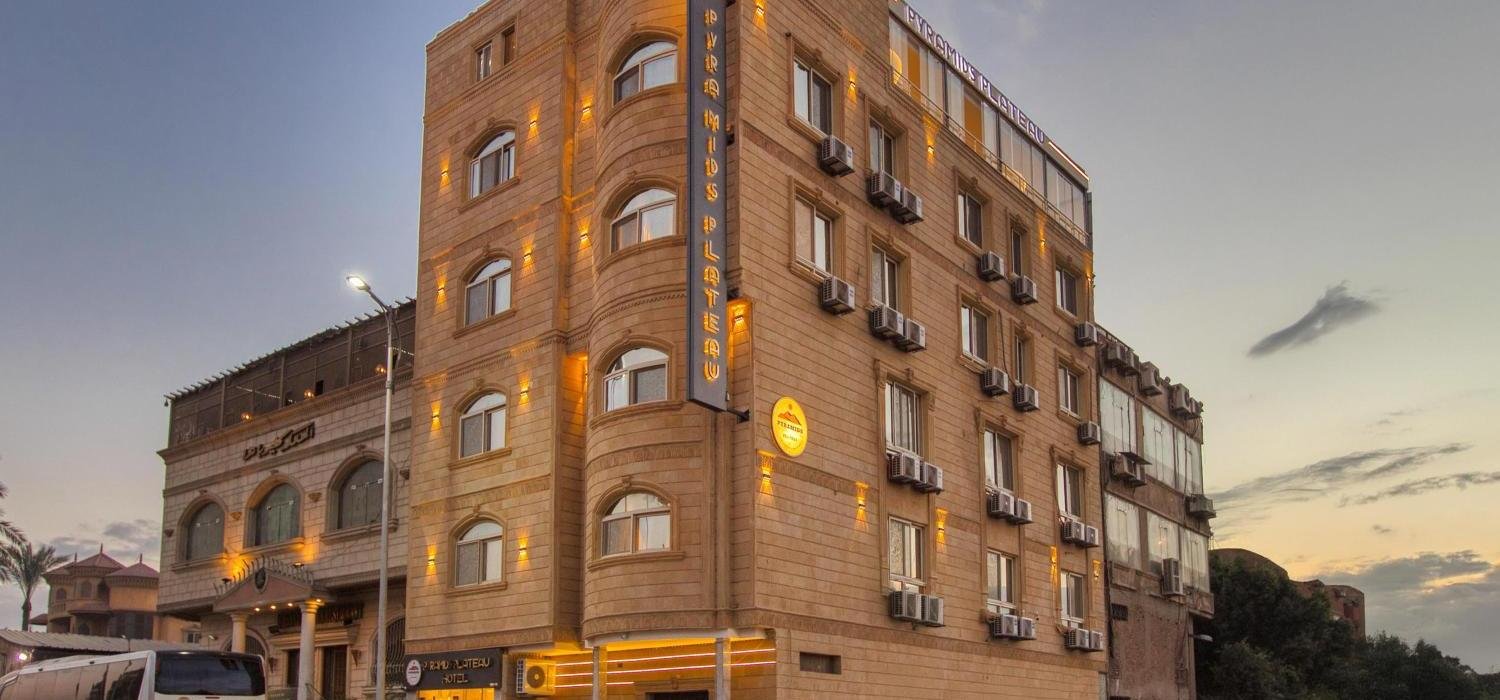 Pyramids Plateau Hotel 