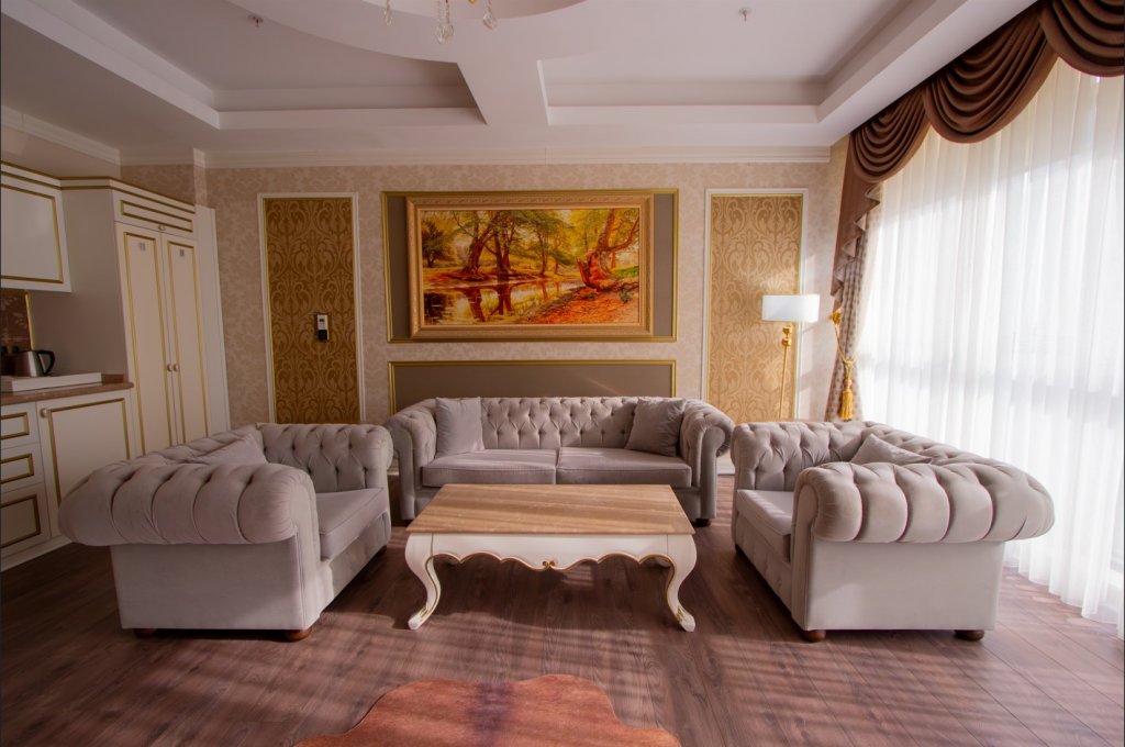 Deluxe King Suite
