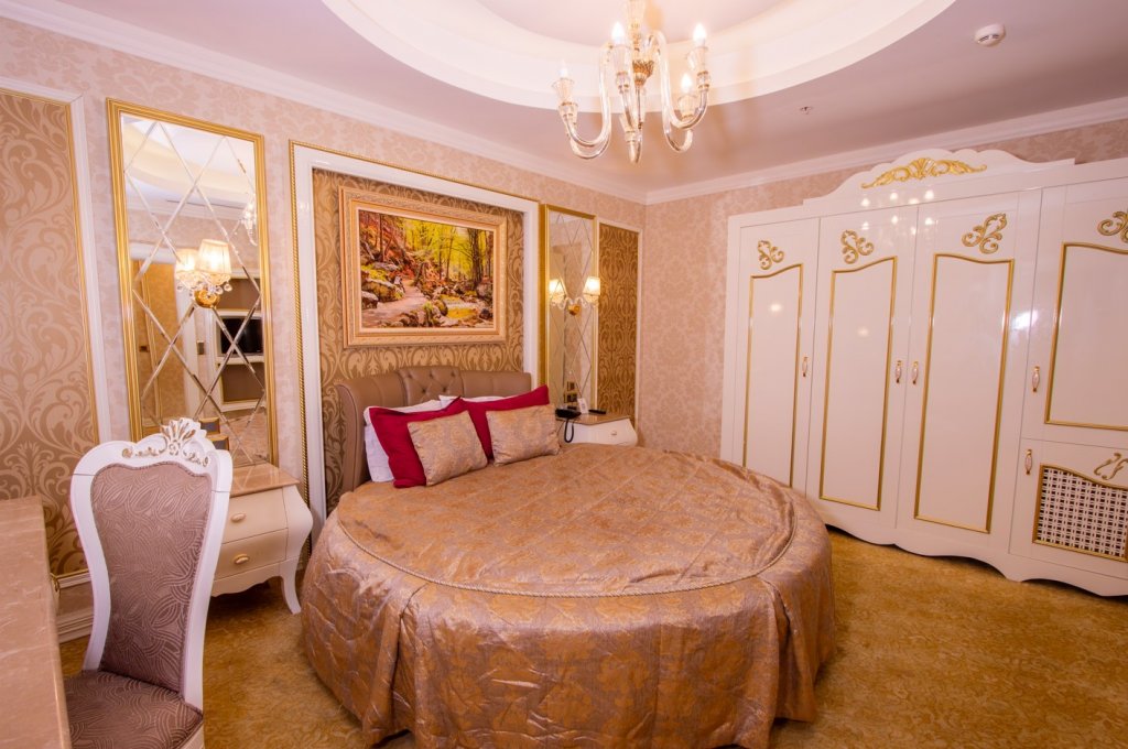 Deluxe King Suite